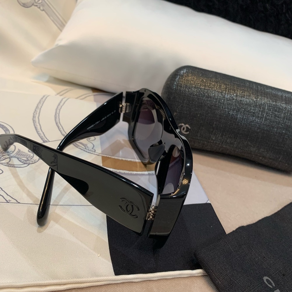 CHANEL sunglasses with box